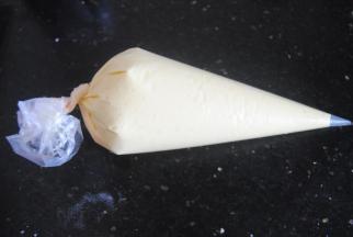 再倒入打蛋盘里翻拌均匀，装进裱花袋内