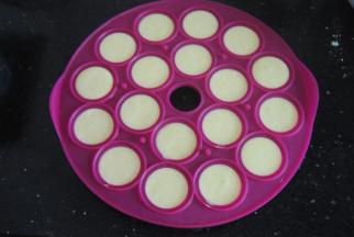 挤入蛋糕面糊至满模