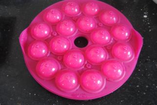 盖上棒棒糖蛋糕的顶盖，烤箱145度预热，烤制22分钟左右即可