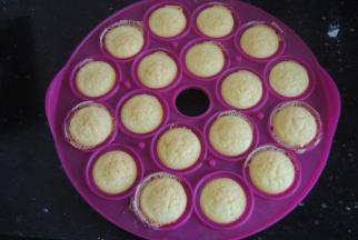 烤好的蛋糕打开盖子放凉之后再取出