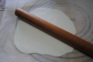 再擀成大约18CM直径的大圆形，将蛋糕放入中间裹住即可