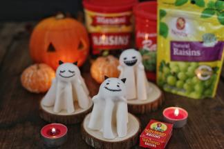 再捏些翻糖皮，做些小尖角，用色素画上表情就好啦