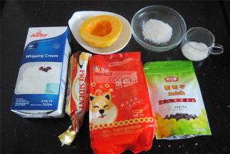 准备好食材，黄油提前软化，加入蛋液和盐，糖粉搅打成细腻的羽状