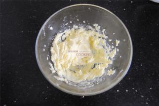 加入杏仁粉和面粉。