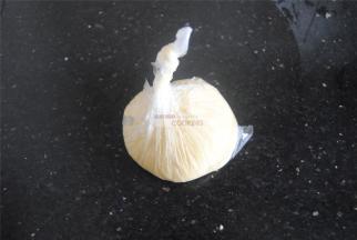 翻拌成团后，放入保鲜袋内密封冷藏松弛1小时。