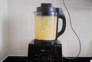 现在开始制作派馅，南瓜和淡奶油，蛋黄，细砂糖放入破壁机内，启动DRY功能，每次高速启动30秒，再打开把杯壁上的南瓜糊刮下去，重复3遍即可。