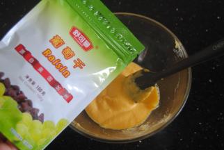 打好的南瓜糊加入低筋粉拌匀，再加入加州葡萄干拌匀即可。