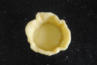 取出冷藏好的面团，擀成大约0.2CM高度的面片，放进模具内，这里的量大约能做4个8CM大小的派底。