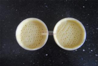 多余的皮用擀面杖擀掉