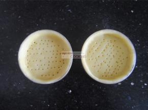 多余的皮用擀面杖擀掉