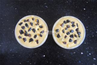 底部用叉子叉出小孔，防止烤制的时候鼓起，小心的倒入南瓜派馅，轻震平，入烤箱中层烤制30分钟即可。