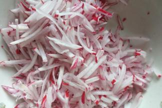 首先把萝卜洗净擦丝