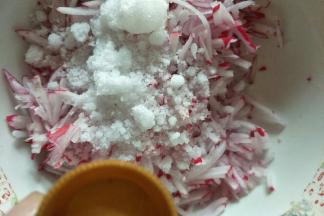 倒入白醋，搅拌均匀