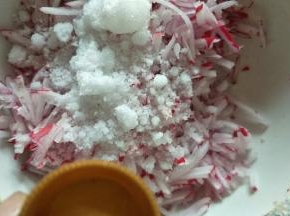 倒入白醋，搅拌均匀