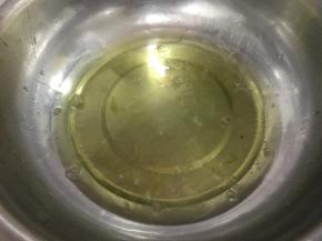 3. 分离蛋黄和蛋清，蛋清的盆子要保证无水无油。