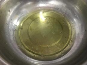 3. 分离蛋黄和蛋清，蛋清的盆子要保证无水无油。