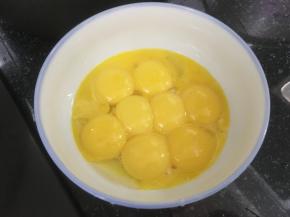4. 蛋黄用小碗装好。