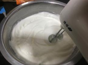 6. 第二次加糖，是明显变细腻的蛋白糊的时候，加入三分之一。