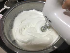 7. 第三次加糖，是打发至明显有纹路，而且体积增长很多的时候，加入剩下三分之一