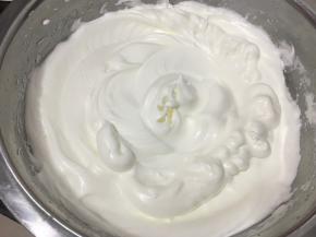 8. 蛋白打发至出现明显的纹路，提起打蛋器，能够拉起一个比较长的弯钩，就说明打好了。