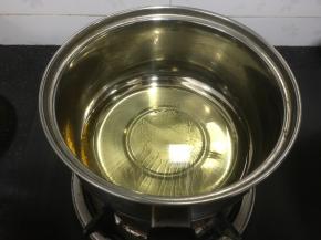 9. 把油倒入小奶锅中，开最小火加热，加热至往上冒非常小油花即可，如果不小心火大加热的温度很高，晾一下再用，不要烧至滚开，不然面粉会有焦味。