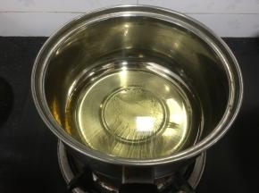 9. 把油倒入小奶锅中，开最小火加热，加热至往上冒非常小油花即可，如果不小心火大加热的温度很高，晾一下再用，不要烧至滚开，不然面粉会有焦味。