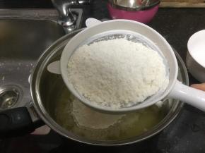 10. 筛入低筋面粉。