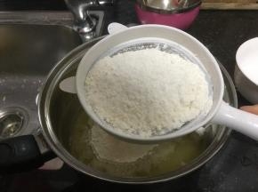 10. 筛入低筋面粉。