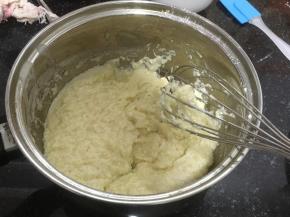 12. 加入水或者等量牛奶，搅匀。