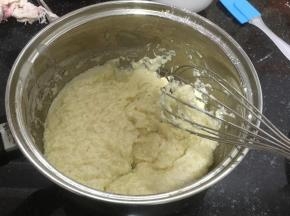 12. 加入水或者等量牛奶，搅匀。