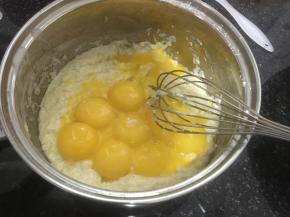 13. 在面糊中加入蛋黄。