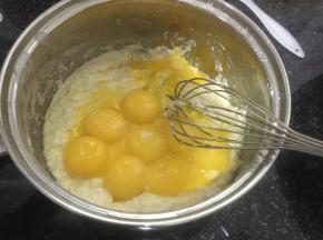 13. 在面糊中加入蛋黄。