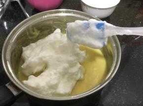 15. 取三分之一的蛋白加入蛋黄糊