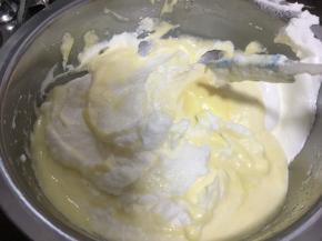 17. 再倒回蛋白盆中，翻拌均匀。