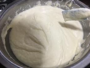 18. 搅拌好的面糊是这样的。
