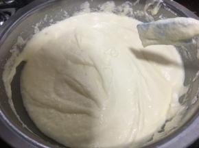18. 搅拌好的面糊是这样的。
