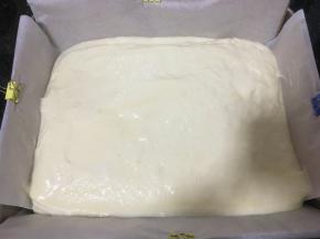 20. 倒入面糊，刮平表面，轻震磕烤盘去除气泡，记得把夹子拿下来，夹子不可以入烤箱烘烤