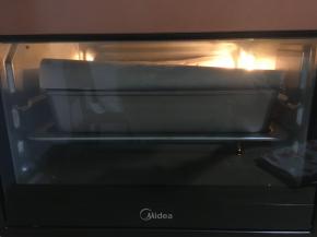 21. 烤箱提前预热140度，放入大烤盘，把烤盘放进去，然后加冷水，再把准备好的面糊烤盘放入，大概烤70分钟左右，每个人烤箱脾气不一样，如果我的温度你觉得不熟，下次延长时间或者加温都可以，如果觉得上色深或者火大，下次要调整温度时间。