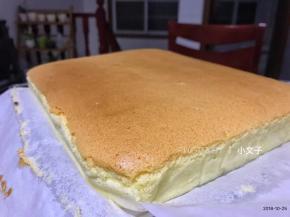 22. 出锅后，先取下硬纸板，然后提起油纸把蛋糕提到晾网上。