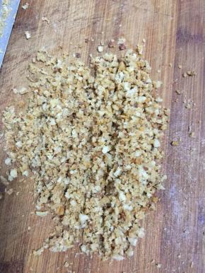 把猪油渣放在案板上剁成末儿。