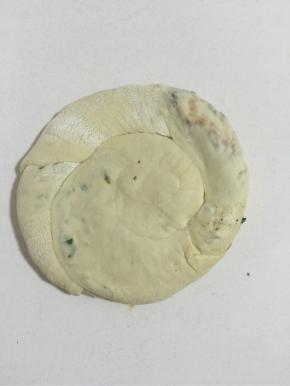 从面团的一头慢慢的像蜗牛一样卷起来！卷到尾部的时候留一点压倒面饼下面！用手掌轻轻按压一下！再用擀仗擀成薄饼状！

