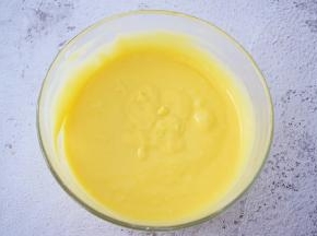 搅拌至黄油与面粉完全融化