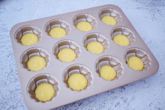 再把面糊挤入模具的三分之一