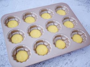 再把面糊挤入模具的三分之一