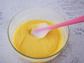 再取出冷藏好的面糊，再次拌匀