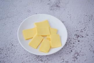 芝士切小块备用