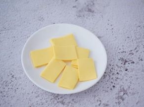 芝士切小块备用