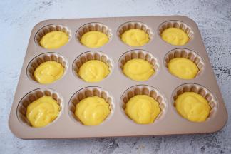 再挤入面糊，大概模具的7-8分满即可