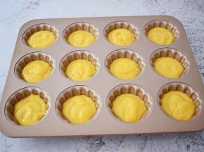 再挤入面糊，大概模具的7-8分满即可