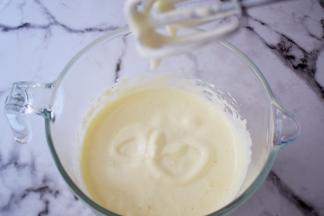 用电动打蛋器打发至蓬松发白，打发至提起打蛋器画出8字不消失即可